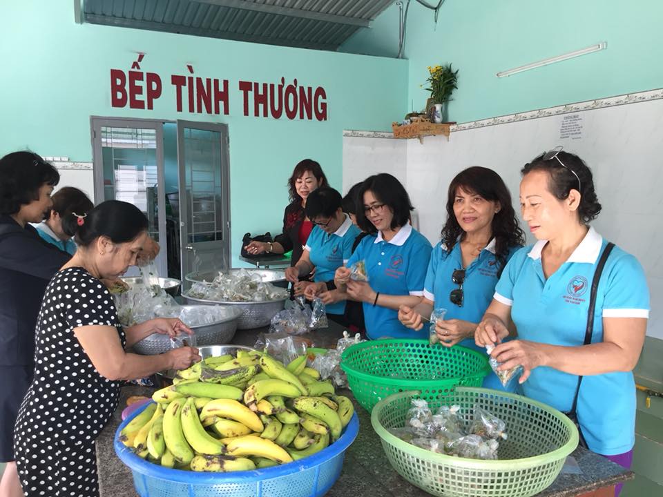 Bếp ăn tình thương chan chứa tấm lòng của người xa quê