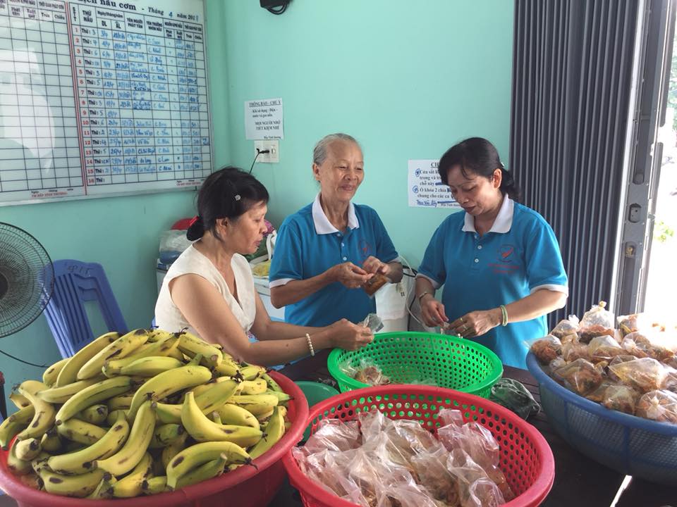 Bếp ăn tình thương chan chứa tấm lòng của người xa quê