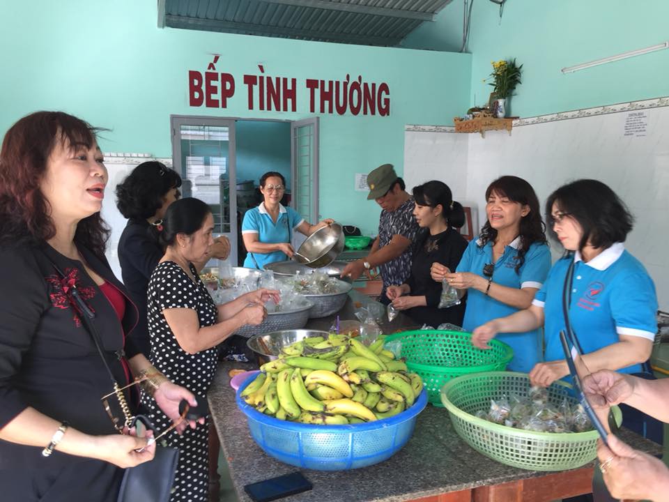 Bếp ăn tình thương chan chứa tấm lòng của người xa quê