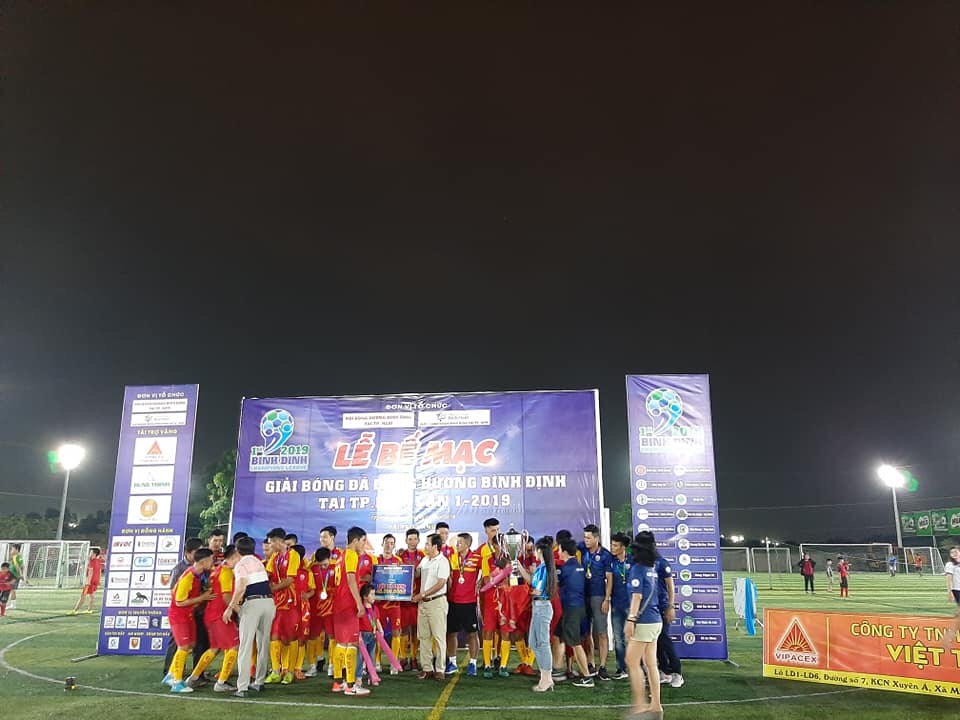 Vỡ òa cùng trong niềm vui chiến thắng, các cầu thủ Quy Nhơn FC vô địch