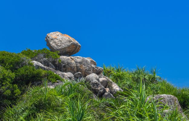 Những tảng đá thách thức trọng lực trên đảo ở Quy Nhơn