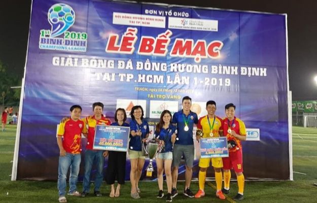 Vỡ òa cùng trong niềm vui chiến thắng, các cầu thủ Quy Nhơn FC vô địch